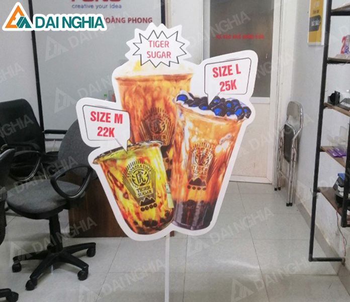 In Standee mô hình trà sữa cho quán mới